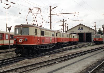 Mariazellerbahn
Betriebsalltag bei der MzB vor dem Lokschuppen. Die 1099.008-8 rangiert ihre beiden "Schwestern". Rechts im Bild ist ebenfalls noch eine 1099 mit Verschubaufgaben zu sehen.
Schlüsselwörter: MzB, St. Pölten Alpenbahnhof, 1099, Lokschuppen