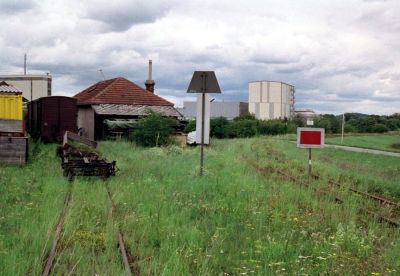 Eine Halt-Tafel für Geisterzüge
Ein etwas seltsam anmutendes Bild vom Sommer 2000. Obwohl die Krumpe von St. Pölten nach Wieselburg a. d. Erlauf  nicht mehr durchgängig befahrbar war, wurde diese "Halt-Tafel" im Bahnhof Wieselburg aufgestellt. Welcher Zug hätte da noch fahren sollen?? Blickrichtung Mank!!!
Schlüsselwörter: Wieselburg an der Erlauf, Krumpe