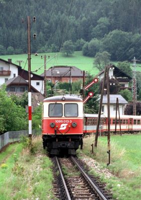 1099 in Fahrt
Ein Personenzug nach der Ausfahrt aus dem Bahnhof Rabenstein in Fahrtrichtung Mariazell.
Schlüsselwörter: 1099