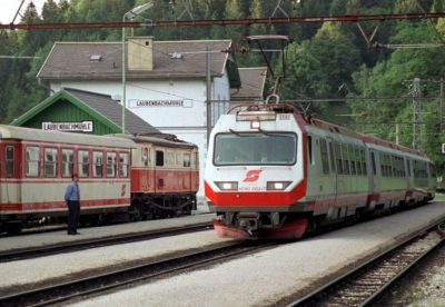 4090 in Laubenbachmühle
Eine 4090 ist in den Abendstunden in Laubenbachmühle angekommen und wartet auf die Weiterfahrt nach Mariazell.
Schlüsselwörter: Laubenbachmühle, 4090