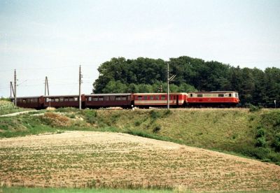 1099 zwischen Schwadorf und Ober Grafendorf
1099 in Fahrtrichtung Ober Grafendorf nach der Haltestelle Schwadorf.
Schlüsselwörter: Mariazellerbahn