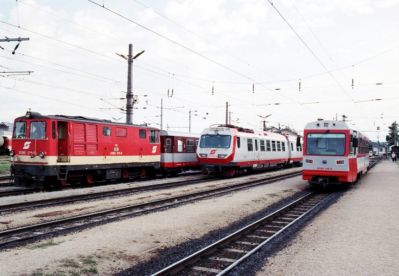 Flotter Dreier im Alpenbahnhof
4090 und 5090 absolvieren gerade ihre Zugkreuzung im Alpenbahnhof. 2095 stellt gerade einen Zug zusammen.
Schlüsselwörter: St. Pölten Alpenbahnhof