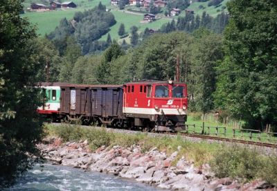 Pinzgauer Lokalbahn (ÖBB)
Planzug kurz vor der Hst. Rosental-Großvenediger in Fahrtrichtung Zell am See.
Schlüsselwörter: Pinzgaubahn