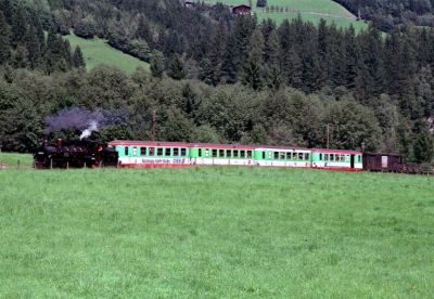 Dampflok als Ersatz-Planzug
Dampflok schleppt Planzug 5904 ab (Diesellokausfall). Aufnahme vor Krimml.
Schlüsselwörter: Dampflok, Krimml