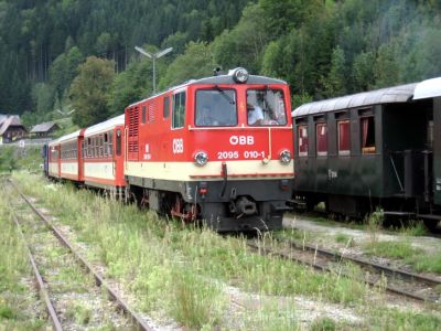 Ybbstalbahn
Einfahrt eines Personenzuges in Lunz am See mit Lok 2095 010-1 mit ÖBB Schriftzug-Logo, ein halbes Jahr vor der Einstellung nach Lunz am See.
Schlüsselwörter: Ybbstalbahn, Lunz am See, 2095