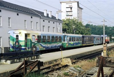 Mariazellerbahn
An einem Wochentag steht das bunte Gespann bereit zur Abfahrt nach Mariazell. Als Zuglok fungierte die 1099.001-8.
Schlüsselwörter: St. Pölten, Mariazellerbahn