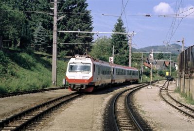 Mariazellerbahn
Zug der Baureihe 4090 bei der Einfahrt in den damals noch unveränderten Bahnhof Kirchberg, auf der Fahrt nach St. Pölten.
Schlüsselwörter: Kirchberg, 4090, Mariazellerbahn