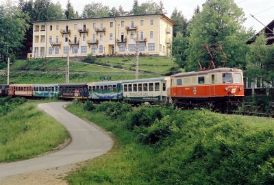 Hotel Winterbach an der MzB
Vermutlich eine von vielen Fotografien vor dem Hotel Winterbach. Hier die 1099.011-7 mit ihren bunten Waggons. Leider hat mich dabei mein Mut verlassen und ich habe etwas zu früh abgedrückt. Daher ist der Güterwagen am Ende nicht ganz drauf.
Schlüsselwörter: Hotel, Winterbach, Mariazellerbahn,1099.011-7