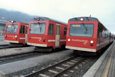 Drei auf einen Streich
In den frühen Morgenstunden eines trüben Novembertages konnte ich diesen Schnappschuss für einige Sekunden festhalten. Am Bahnsteig ein Zug, ferig zur Abfahrt. Dahinter eine abgestellte Garnitur. Der ditte im Bunde rangiert gerade.
Schlüsselwörter: Jenbach, Zillertalbahn