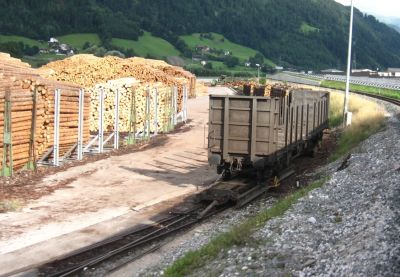 Zillertalbahn
Als es im Zillertal noch Güterverkehr gab. Schnappschuss aus dem Zug auf einen Teil der Holzverladung "Binderholz". Im Vordergrund ein leerer Holzwagen, dahinter 3 beladene Waggons.
Schlüsselwörter: Zillertalbahn, Holzverladung, Binderholz,