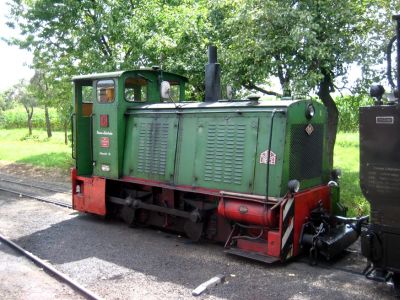 Museumsbahn Stainz
Die O&K Diesellok Nr. 6 hat gerade die angeheizte Dampflok aus dem Schuppen gezogen. Wenig später wird der Dampfer dann vor den Zug gespannt werden.
Schlüsselwörter: Stainz, Diesellok,