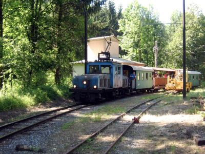 Mixnitzer Lokalbahn
Personenzug in der Ausweiche -Unterwerk Baumgartenwiesen- mit Gleisstopfmaschine.
Schlüsselwörter: Baumgartenwiesen, Mixnitz, Gleisstopfmaschine