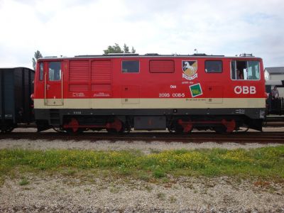 ÖBB 2095 008-5 "Lunz"
Die ÖBB 2095 008-5, Wappen "Lunz am See" und Schriftzug "...grüßt das Wald4tel" steht im August 2010 in Gmünd zur Abfahrt nach Litschau bereit.
Schlüsselwörter: w