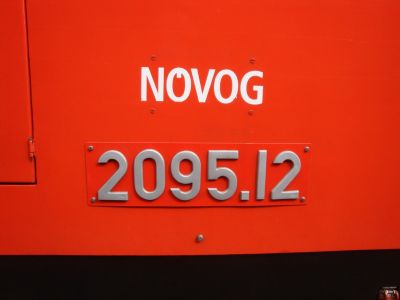 Seitliche Anschriften der NÖVOG 2095.12
Durch die Übernahme der Waldviertler Schmalspurbahn von der ÖBB zur NÖVOG bekam die 2095.12, die zwischenzeitlich sogar Pflatsch und Klebeziffern hatte, wieder ihr erhabenes Pfügelrad und die erhabenen Nummernschilder. Lediglich das erhabene Schild "ÖBB" wurde nicht mehr angebracht und stattdessen NÖVOG aufgeklebt.
Schlüsselwörter: 2095, 12, 2095.12, Waldviertler, Schmalspurbahn, Schmalspurbahnen, blutorange, Nostalgie, Nostalgielok