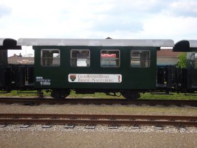 NÖVOG Bi/s 95913
Der NÖVOG Bi/s 95913 trägt die Werbetafeln "GlasKunstDorf Brand-Nagelberg".
Schlüsselwörter: Waldviertler, Schmalspurbahn, Schmalspurbahnen, Gmünd, Wagen, Brand, Nagelberg