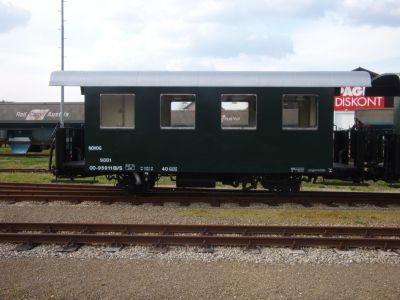 NÖVOG Bi/s 95911
Der Bi/s 95911 der NÖVOG, der auf der Waldviertler Schmalspurbahn im Einsatz steht. Früher trug er die Werbetafeln "Bad Großpertholz", die er an den 95919 abgab, als er nach Meiningen zur Aufarbeitung kam.
Schlüsselwörter: Waldviertler, Schmalspurbahn, Schmalspurbahnen, Gmünd, Wagen