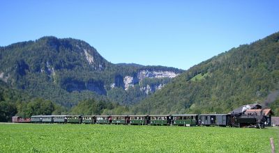 Bregenzerwaldbahn-Museumsbahn, Veranstaltung Oldtimer-Traktortreff Bf. Bezau, Verlad einiger Traktoren von Schwarzenberg nach Bezau
Im September 2011 wurden ein paar Traktoren auf 2 Flachwagen verladen und gemeinsam mit dem Gw 10050 (BWB-MB Gerätewagen) als Bremserwaggon (die eigentlich für Bauzüge verwendeten Flachwagen haben keine Vakuumbremse) am Planzug nach Bezau angehängt - dieser verkehrte somit als PmG ;-) Es war bis dato der längste Zug, der in der Museumsbahn-Zeit auf der BWB verkehrte. Die Uh102 meisterte den 14 Wagen-Zug ohne Probleme auf der anspruchsvollen Bergstrecke.
Schlüsselwörter: Bregenzerwaldbahn, BWB, Wälderbähnle, Traktoren, Verlad, PmG, Uh102, 498.08, Dampfzug