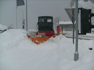 Bregenzerwaldbahn-Museumsbahn, Schneeräumung für Nikolauszüge 2012 bei EK Schwarzenberg
Im Jahr 2012 wurde durch die Mannschaft der Schneeräumtruppe volle Leistung abverlangt, um die bereits zugeschneite Strecke der Bregenzerwaldbahn-Museumsbahn wieder für die Nikolauszüge frei zu bekommen. Während der Zeit der Nikolauszüge (bis 8.12.) mussten durch den andauernden Schneefall teilweise mehrmals täglich mit dem Schneepflug gefahren werden und bei allen Bahnübergängen im gesamten Streckenverlauf die Spurrillen immer wieder vom Eis gesäubert werden, um die 29 Nikolauszüge planmäßig zu fahren.
Schlüsselwörter: Bregenzerwaldbahn, BWB, Wälderbähnle, Nikolauszüge, Schneeräumung, Schwarzenberg, D1 Hilde