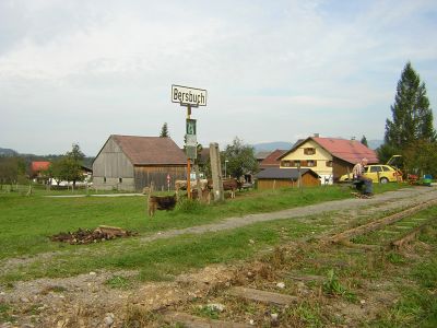 Bregenzerwaldbahn-Museumsbahn, ehemalige Haltestelle Bersbuch
Die Züge der Museumsbahn mussten von der Haltestelle Bersbuch bis Bf. Schwarzenberg durch die Zuglok zurückgeschoben werden, da keine Umsetzmöglichkeit bestand.
Erst dort wurde die jeweilige Lokomotive für die Rückfahrt nach Bezau wieder vor den Zug gesetzt.
Durch den Rückbau des Streckenteiles Schwarzenberg-Bersbuch wurde die Strecke um ca. 1 km verkürzt.
Schlüsselwörter: Bregenzerwaldbahn, BWB, Wälderbähnle, Haltestelle Bersbuch, Bersbuch, Abbau