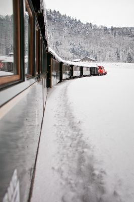 Bregenzerwaldbahn-Museumsbahn, Nikolausfahrten 2012
Alle Nikolausfahrten 2012 konnten trotz immer wiederkehrendem Schneefall planmäßig verkehren. 28 Zugpaare wurden von der 2091.08 und der nach Originalplänen von 1898 auf Güterwagen-Fahrgestellen nachgebauten 2-achser Garnitur des Vereins zwischen 29.11. und 09.12.2012 gemeistert. Der Hl. Nikolaus und Knecht Ruprecht konnten stilgerecht mit dem Hornerschlitten aus dem Wald an die Strecke herabfahren, um den Zug zu besteigen und die Kinder mit Nikolosäckchen zu beschenken.
Schlüsselwörter: Bregenzerwaldbahn, BWB, Wälderbähnle, Nikolausfahrt, Winter, Schnee, 2091.08, Dieselzug