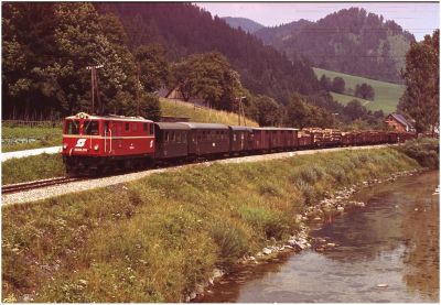 2095.09 mit einem ausgesprochen langen Güterzug am Weg nach Lunz am See.
Schlüsselwörter: 2095 , 09 , güterzug