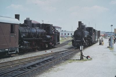 399.01 kommt gerade in Gmünd an, 399.03 wird den Bahnhof in Kürze in Richtung Groß gerungs verlassen
Schlüsselwörter: 399 , 01 , 03