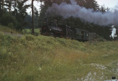 399.05 mit einem Güterzugbegleitwagen am Weg nach Groß Gerungs
Schlüsselwörter: 399 , 05 