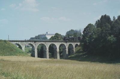 Über das Veitsgraben-Viadukt fährt in Kürze eine 399 mit ihrem Güerzug, gebildet aus Rollwagen
 
Schlüsselwörter: 399