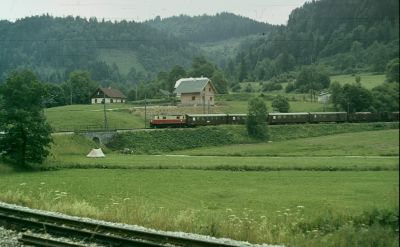 Einfahrt eines Personenzuges mit Güterbeförderung - GmP - in Wienerbruck / Josefsberg
