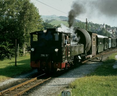 298.56 mit Fasslwagen, Speisewagen und weiteren Wagen verlässt den Bahnhof Grünburg
Schlüsselwörter: 298 , 56 , fasslwagen