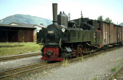 Vor einem Güterzug hängt 298.52 in Molln.
Schlüsselwörter: 298 , 52