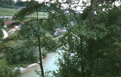 Zug am Steyerufer zwischen Grünburg und Molln. 
