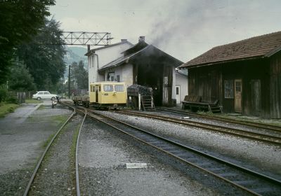 Diensttriebwagen verlässt Bahnhof Molln.
